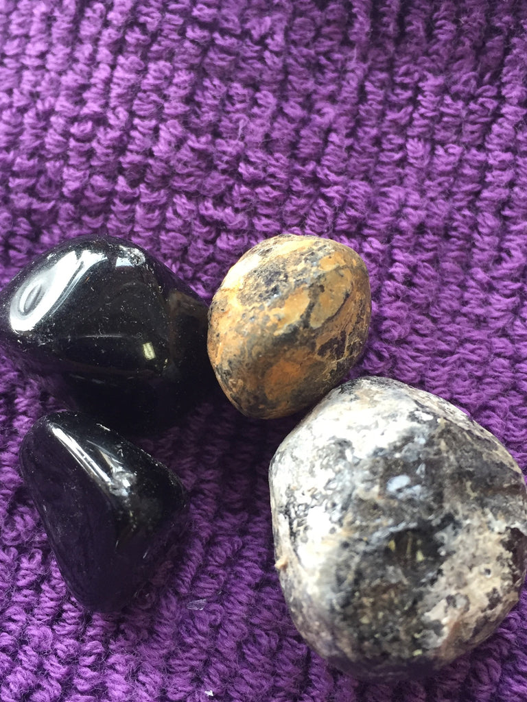Apache Tears- Tumbled & Rough – The Rose Quartz Stand